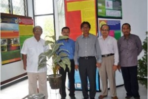 Tim Reviewer Saat Melihat Poster Penelitian Dosen Uniku di Gedung Rektorat